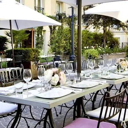 Les Jardins Du Marais Hotell 4*