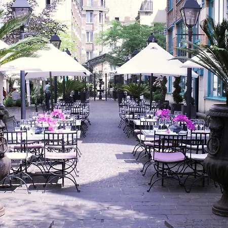 Les Jardins Du Marais Hotell 4*